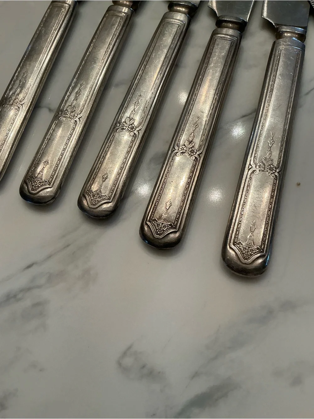 1847 Rogers BrosSet of 5 Ornate Silver Dining Knives - Decorative Silver Finish